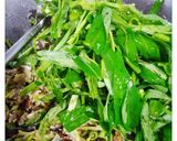 Foto langkah ke 4 dari resep Tumis Kangkung Bunga Pepaya.