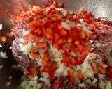 Foto del paso 1 de la receta: Bolas de carne rellenas con chorizo y tocineta