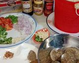 A picture of step 1 of Slurry meatballs with garlic fried spaghetti.
