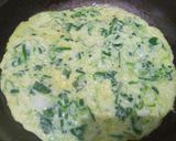 Foto langkah ke 6 dari resep Telur dadar bawang daun.