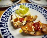 Foto del paso 1 de la receta: Tosta salada de tomate confitado con queso y membrillo casero