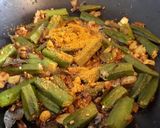 A picture of step 4 of Okra Curry.