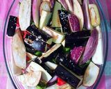 Foto del paso 5 de la receta: Ensalada de chiles asados con vegetales orgánicos y especias