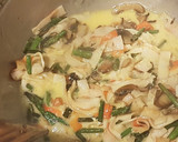 Foto del paso 7 de la receta: Tortilla de surimi, espárragos trigueros y champiñones