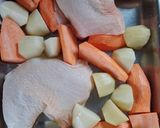 Foto del paso 2 de la receta: Muslo a la mostaza con papas y boniatos