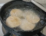 A picture of step 4 of Crispy Rajgira Puris with a Dollop of Shrikhand.