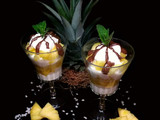 Postre individual de piña, yogur, miel y chocolate