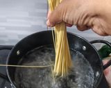 Foto langkah ke 2 dari resep Spaghetti Aglio e Olio.
