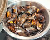 Foto del paso 3 de la receta: Garbanzos con emperador y mejillones a la cúrcuma