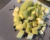 Une image de l'étape 2 de Duo de courgettes aux tomates, poivron, algues et piments verts.