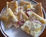 Foto del passaggio 8 della ricetta Sfoglia con Cipolla Rossa, Stracchino e Mozzarella