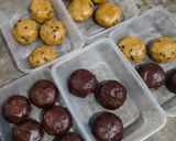 Foto langkah ke 6 dari resep Soft Cookies: Chocochip & Triple Choco.