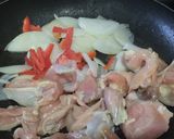 Foto del paso 2 de la receta: Pollo🍗en salsa🥯de queso🧅🫑🧄