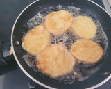 Foto del paso 3 de la receta: Patatas rebozadas con merluza o Patatas a la importancia