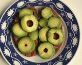 Foto del paso 2 de la receta Tostadas con tomate, aguacate y levadura de cerveza