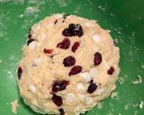 Foto del paso 5 de la receta: “SCONES” con frutos rojos y chips de chocolate blanco!!