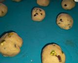 Foto del paso 3 de la receta: Crumbl cookies con chips y pistachos
