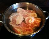 Foto del paso 1 de la receta: Codillo de cerdo en salsa al Oporto con setas shiitake