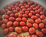 Foto del paso 5 de la receta: Gnocchi de patata caseros con tomate cherry confitado y pesto de rúcula con nueces