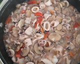 Foto del paso 3 de la receta: Arroz con calamares gambas y merluza