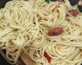 Gambar langkah 3 resipi Spaghetti Aglio Olio.