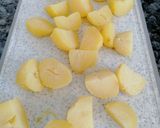 Foto del paso 1 de la receta: Ensalada templada de patata, judías y Halloumi
