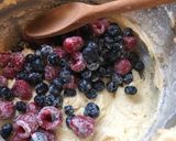 Φωτογραφία βήματος 7 της συνταγής Bundt κέικ με μύρτιλλα-σμέουρα και γλάσο λευκής σοκολάτας