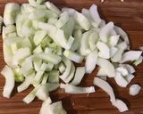Une image de l'étape 6 de Salade de riz vert au jambon, concombre, poivrons, tomates et olives noires.