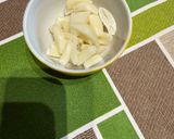 Foto del passaggio 2 della ricetta Spaghetti aglio olio e peperoncino furbi