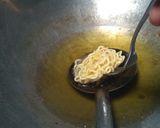 Foto langkah ke 6 dari resep Mie goreng kriuk.