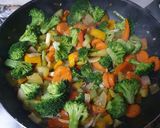 Foto del paso 2 de la receta Langostinos salteados con verduras