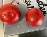 Une image de l'étape 4 de Salade composée au concombre, tomates, feuille de chêne et oignon rouge.