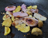 Foto del paso 4 de la receta: Solomillo con chalotas y castañas en salsa de cerveza y miel