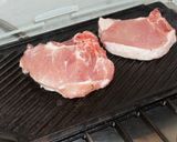 Foto del paso 4 de la receta: Chuletas de cerdo parrilleras con crema de champiñones sin lactosa