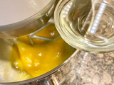 Pastel de almendras (Almond and peach cake in syrup)