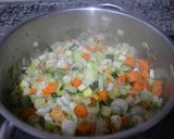 Foto del paso 2 de la receta Merluza pochada con verduras