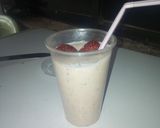 A picture of step 5 of Strawberry and banana milk shake.