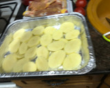 Foto del paso 2 de la receta: Pollo al horno con patatas panaderas y tomate asado
