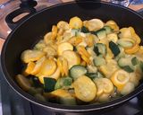 Une image de l'étape 4 de Courgettes bicolores à l ail et épices méditerranéennes.