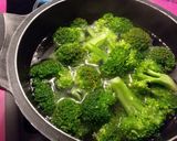 Foto del paso 1 de la receta: Brócoli salteado con piñones