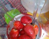 Foto langkah ke 3 dari resep Jus Stroberi.