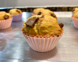 Foto del paso 11 de la receta: Muffins de mantequilla con trocitos de chocolate con leche