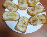 Foto del paso 1 de la receta Tostas dulces con carpaccio de pera