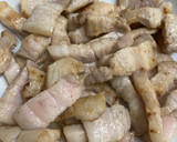 Foto del paso 2 de la receta: Patatas con pimientos y panceta a la cazuela