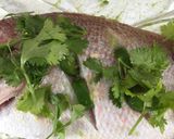 Foto del paso 2 de la receta: Pescado empapelado con ensalada de fresa espinaca y zanahoria (usando aguacate y limón como anti adherentes)