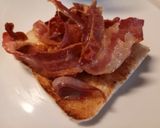 A picture of step 3 of Fried egg and bacon sarnie.