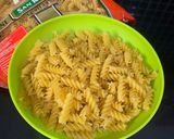 Foto langkah ke 1 dari resep Fusilli Aglio Olio.