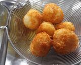Foto langkah ke 7 dari resep Nasi bola keju.
