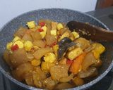 Foto langkah ke 6 dari resep Oseng Kikil Putren Tahu ala Fe.