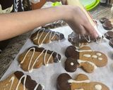 Φωτογραφία βήματος 10 της συνταγής Gingerbread cookies με επικάλυψη σοκολάτα και maple syrup frosting